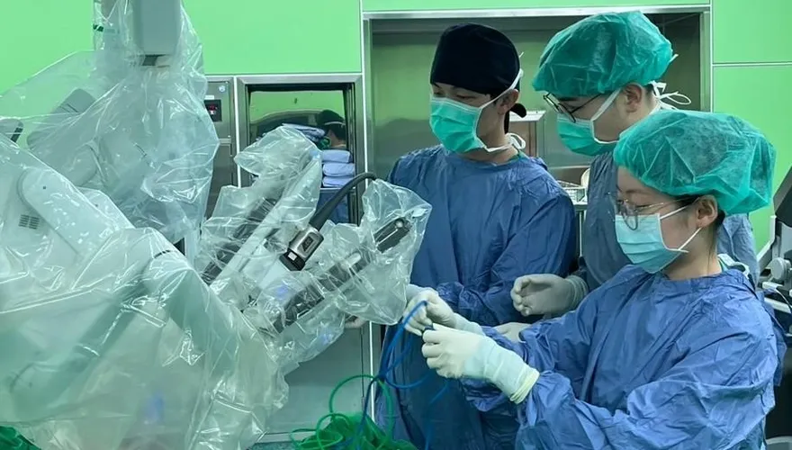 車禍後腸道外露！74歲阿伯靠機器手臂手術　3天後下床走路