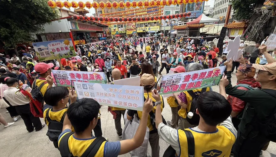 大甲媽祖遶境開跑！「氣象女神」伍婉華現身鎮瀾宮報天氣