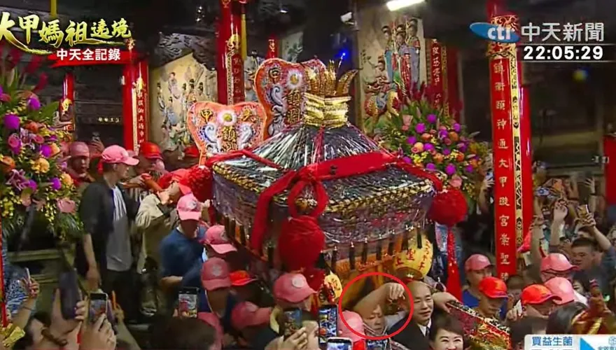 驚險插曲！大甲媽祖遶境起駕　顏清標扶轎踩空險跌倒