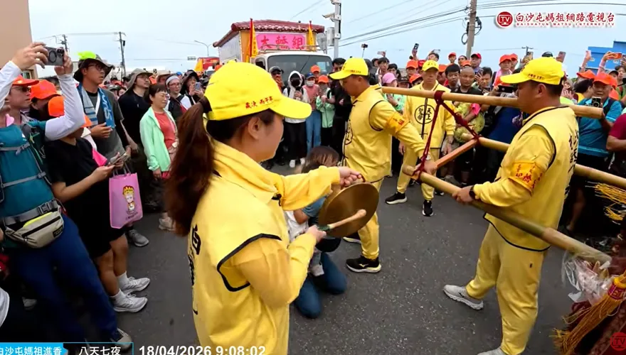 母抱子跪求保佑！白沙屯媽祖停轎賜福…粉紅超跑加速了