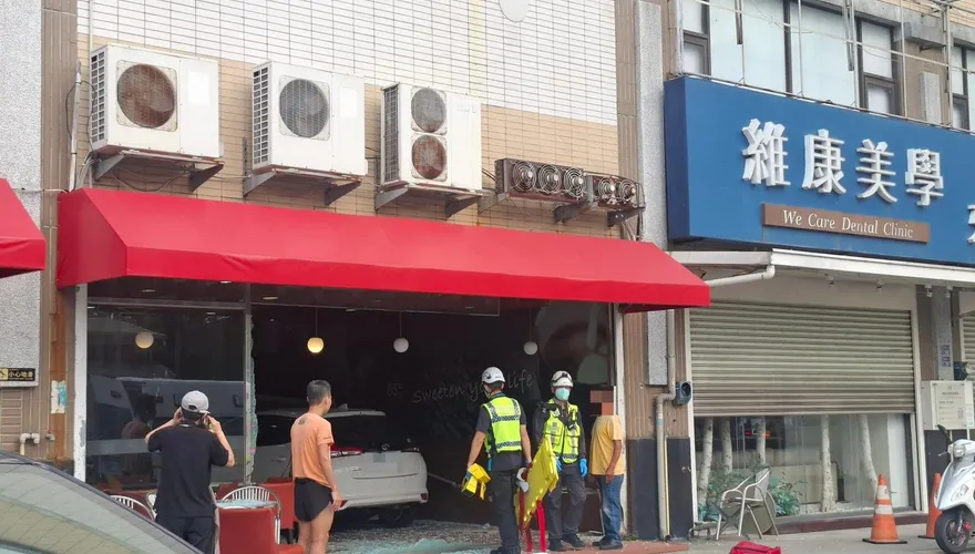 苗栗女駕車「直衝85度C」　男客人用餐被撞送醫不治