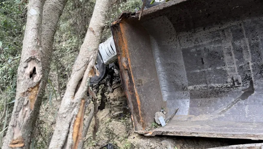 影/南投砂石車「撞破護欄」墜百米深谷　駕駛拋飛慘死