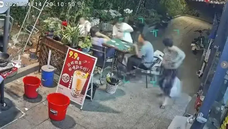 影/命大！冷氣室外機突墜...陸強運大媽一秒神反應躲死劫