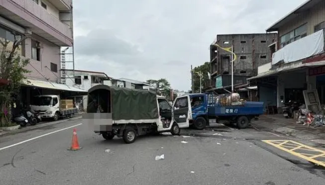 花蓮2小貨車對撞車禍釀2傷　1人夾困雙腿骨折