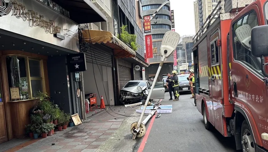 影/新北板橋轎車撞斷路燈　駕駛身揹通緝逃逸遭逮