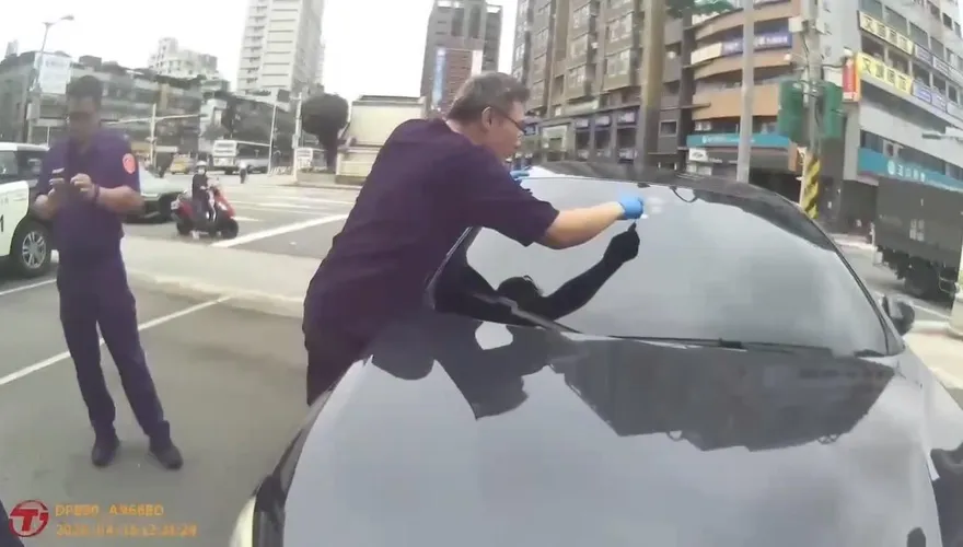 影/北市女驚見愛車「有彈孔」　鑑識警排除「是鳥屎」
