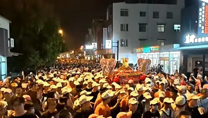 影/大甲鎮瀾宮媽祖遶境超硬大場面！「3員警遭圍毆」受傷送醫