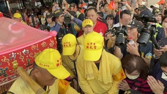 白沙屯媽祖突「急轉彎衝醫院」　探視住院86歲爐主伯