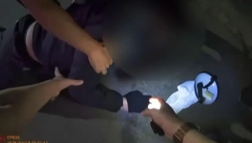 影/台中「逼近人群雙刀面具男」是17歲少年！民眾驚：張文2.0