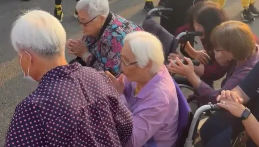 白沙屯媽祖突停駕！88歲輪椅阿嬤如願鑽轎感動落淚