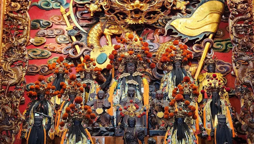年年祝壽！10多隻枯球籮紋蛾停駐玄天上帝神像　畫面曝光