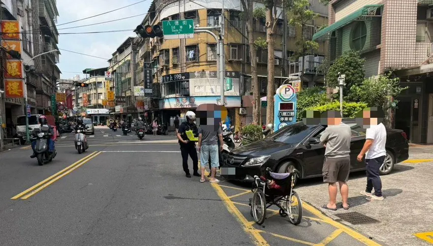 停車場駛出未注意前方！　三寶撞飛6旬新莊輪椅婦