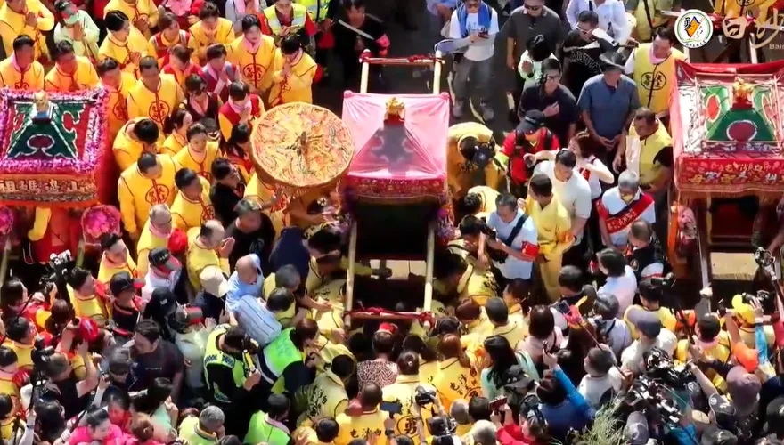 回鑾最後一哩路！白沙屯媽祖「換轎」乘莊嚴大轎返宮