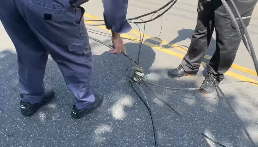 基隆崇法街電線垂落交通一度癱瘓　9旬騎士慘摔受輕傷