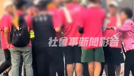影/高雄旗津遶境違規放鞭炮！警攔阻遭群眾圍堵爆口角