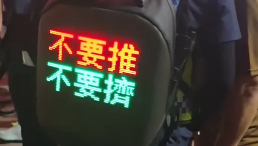 大甲媽祖遶境維安出奇招　員警LED背包警語引熱議