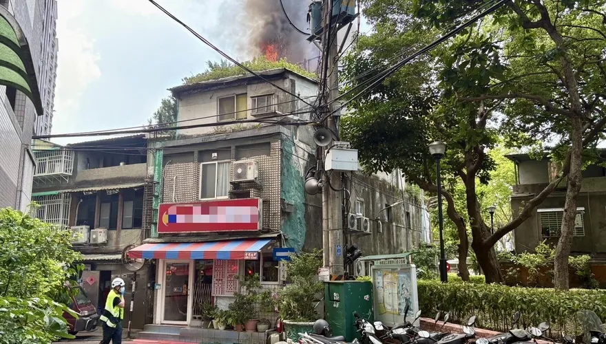 影/板橋韓式烤肉店頂樓起火　黑煙竄天驚動警消