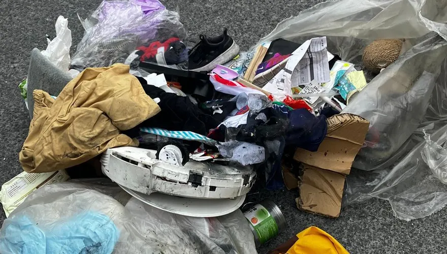 蘇澳垃圾車冒黑煙險火燒！　民眾丟掃地機鋰電池惹禍