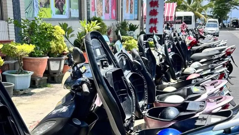 小琉球奇景！　整排機車「座墊全掀」...內行人：防燙傷