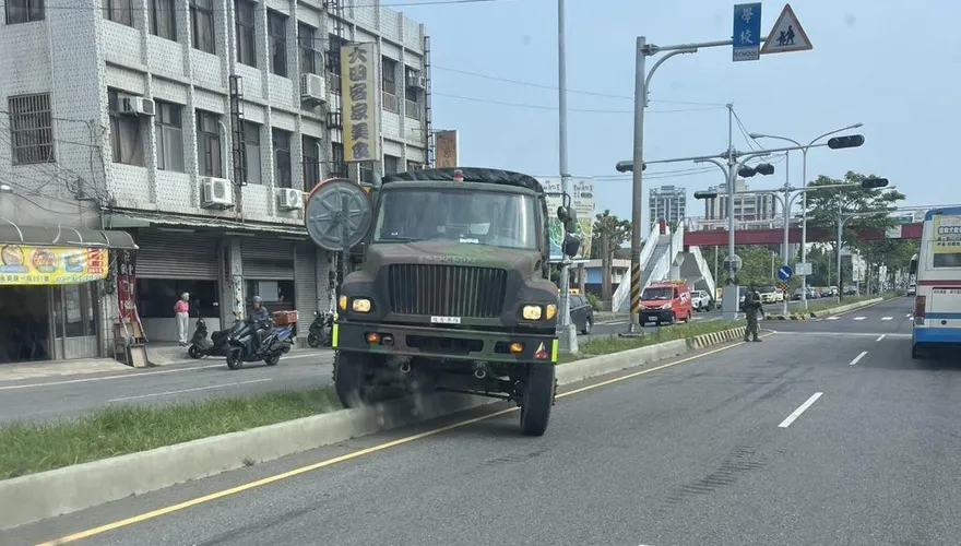 沒睡飽？苗栗頭份「部隊移防」軍車竟衝上分隔島