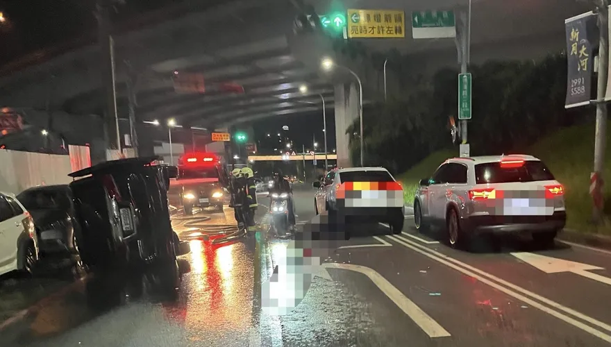 新莊運兵車追撞前車後翻覆　車上男女毒駕、攜毒菸彈遭逮