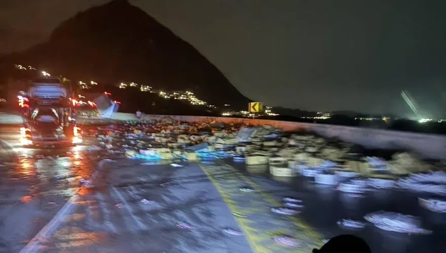 台2線貢寮段大貨車側翻　巨量瓶裝水傾倒散落路面