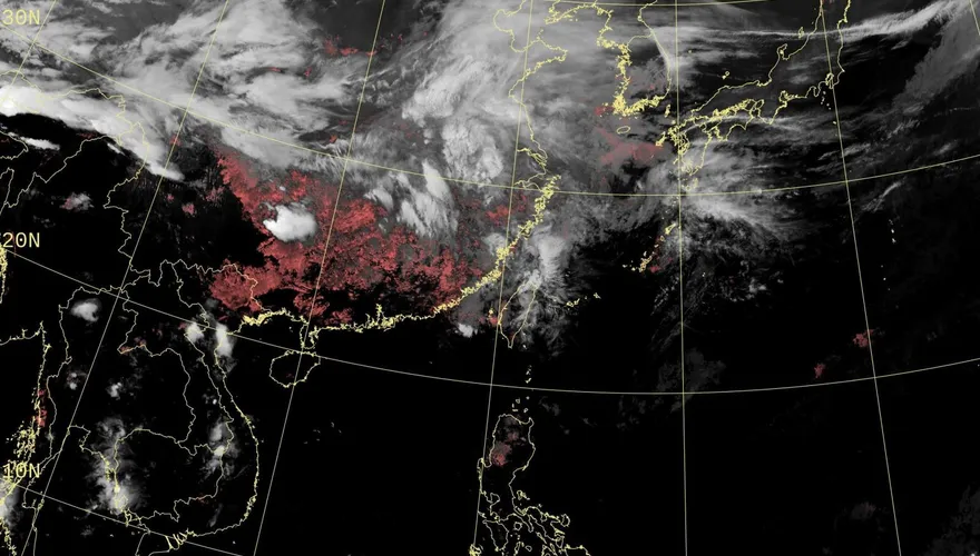 雲霄飛車式變天！周四鋒面襲天氣大翻轉　全台大雨連炸3天