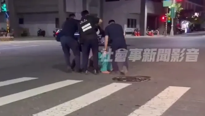 影/闖紅燈被開單！高雄男「躺馬路」抗議　警架離再開罰