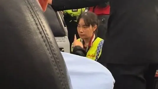 亞航大亂鬥！陸女大聲講手機被提醒　怒嗆空服員「不會講中文」