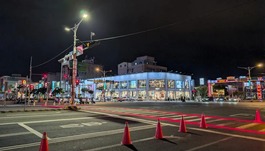 影/過馬路變成儀式感？台南試辦夜間發光斑馬線　減少駕駛死角