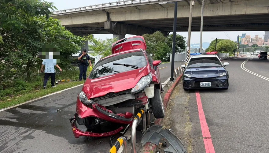 疑轉彎不慎！　新莊67歲駕駛自撞腳踏車道分隔設施