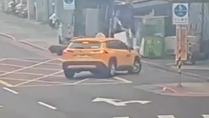 影/北市計程車「S型迴轉」！騎士閃躲不及撞違停貨車　雙腿遭削斷