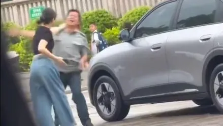 影/街頭MMA！陸媽接孩放學與保全起衝突　防衛？互毆？引熱議