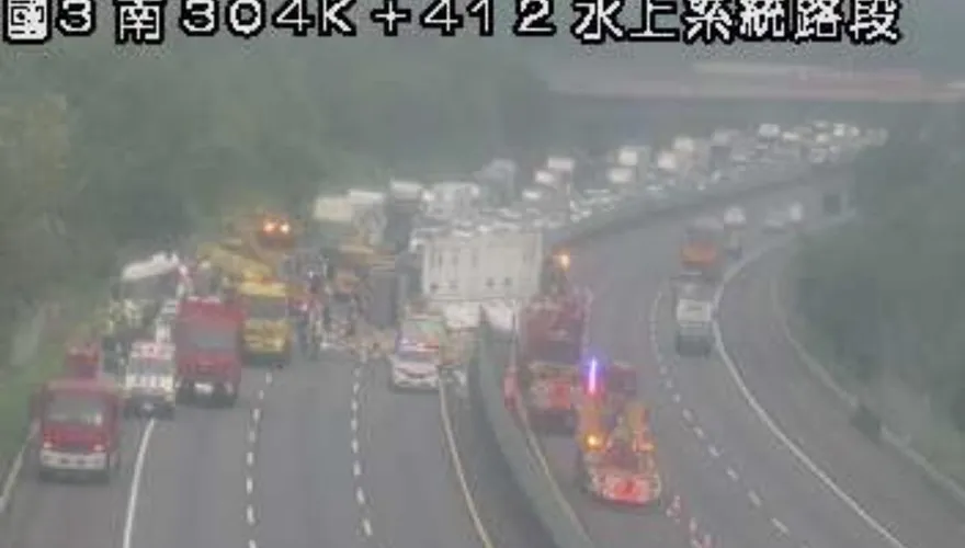 影/國道3號水上段2大車擦撞翻覆　3人受困全線封閉搶救