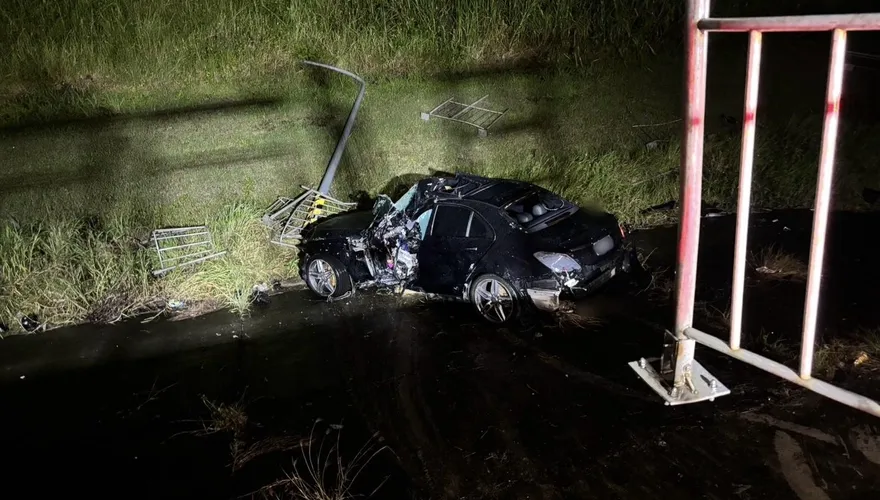 新北樹林賓士車衝落河堤　駕駛受困車內警消急救援
