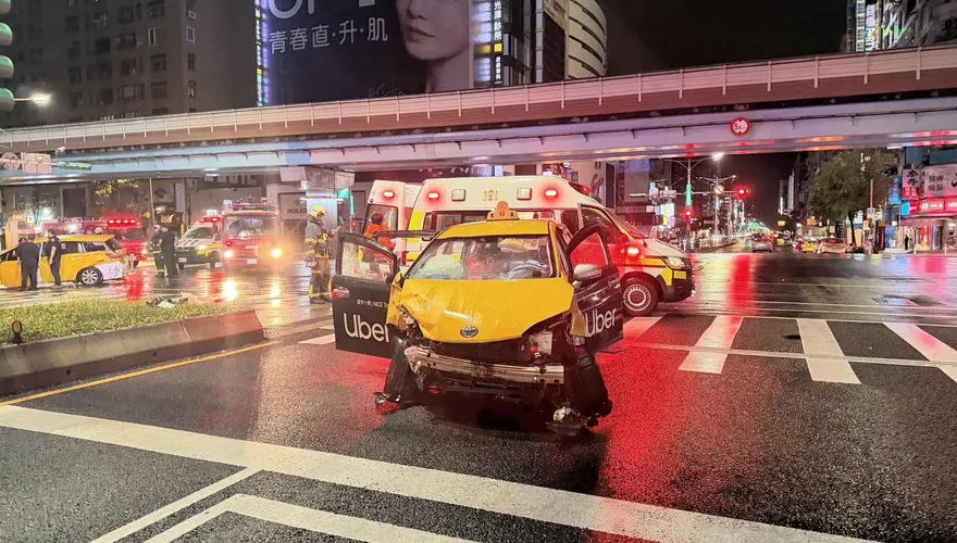 影/北市忠孝復興路口凌晨3車連撞！　疑闖紅燈釀4傷