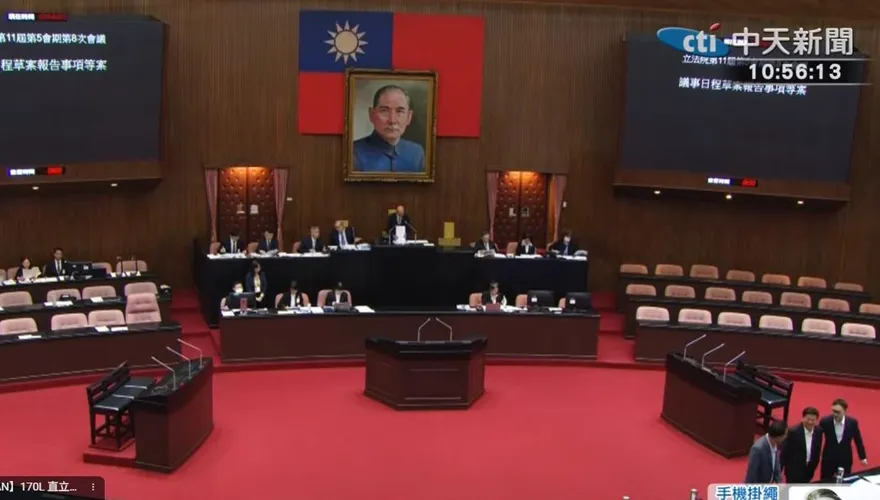 勞動節全民放假　粉專揭蘇巧慧、賴瑞隆曾投反對票：會被時間記住！