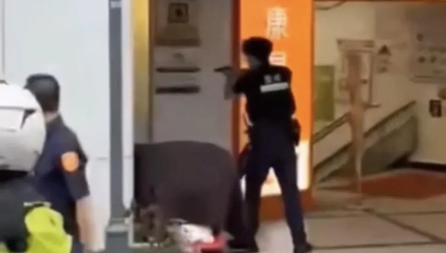 影/北市忠孝東路驚傳銀行搶案　歹徒挾持行員遭警方制伏