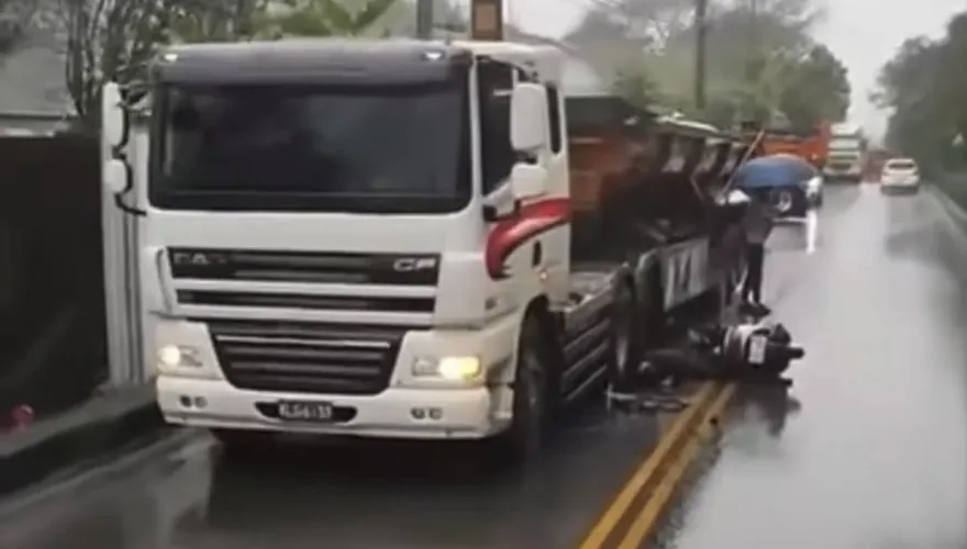 影/南投竹山機車打滑自摔　騎士險遭砂石車輾過