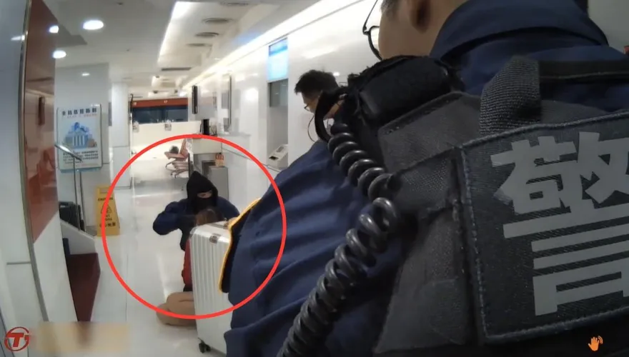 影/銀行搶匪槍抵經理頭對峙畫面曝！警所長智取壓制逮人