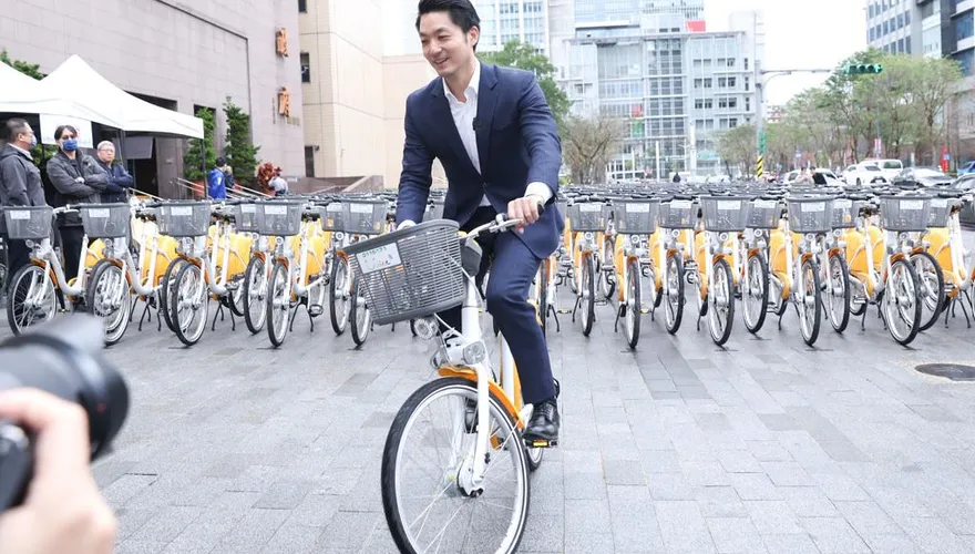 青鳥糗爆！檢舉蔣萬安穿西裝騎YouBike　結局大翻車