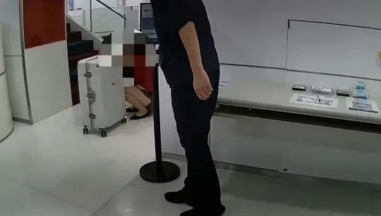 影/中信銀挾持畫面曝！經理遭持槍抵頭...所長還原驚險瞬間