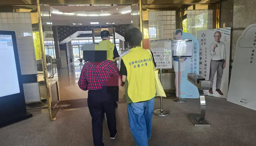 欠勞保費218萬還出國爽玩！宜蘭女董「轉走百萬現金」遭管收
