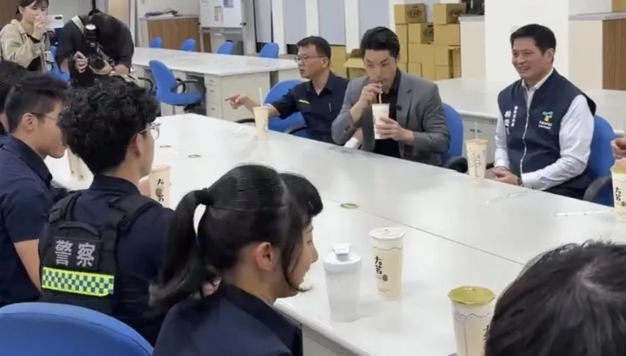 影/北市警速破銀行搶案　蔣萬安赴派出所嘉勉慰勤