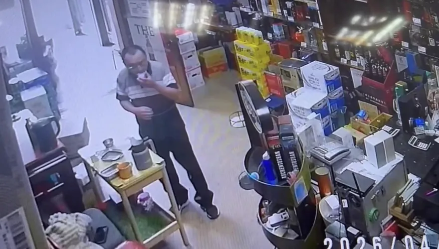 影/台中某鄰長假泡茶真行竊開收銀機偷錢　兒代父下跪道歉