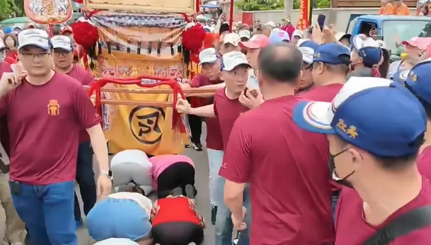 大甲媽祖遶境掌轎人員胯下跨過信徒　楊登嵙：不影響運勢