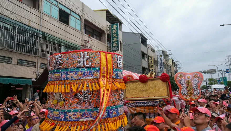 大甲媽回鑾龍井「三媽世紀同框」！萬人龍井分駐所前見證歷史