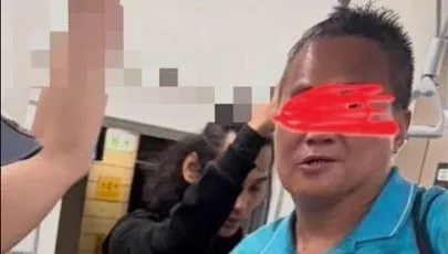 影/台鐵浮洲站區間車大叔「把廁所變澡堂」　車廂淹大水