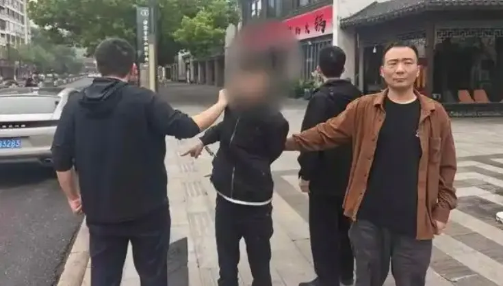 撿到1380元暗爽！陸男下秒開車門崩潰　超17萬現金全被偷走