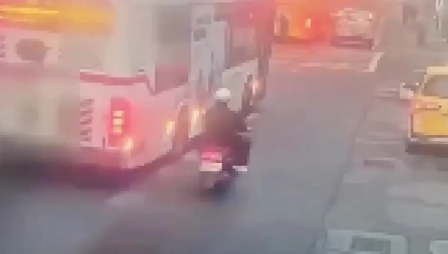 影/喇叭變「戰鬥啟動按鈕」！北市公車司機遭騎士衝上車毆打